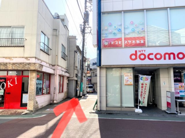 ドコモショップさんとヘアカット屋さんの間を通る